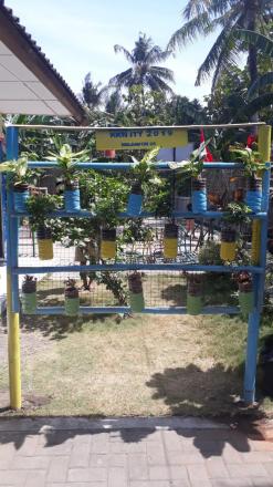 PEMBUATAN VERTICAL GARDEN DI TK PUNDONG